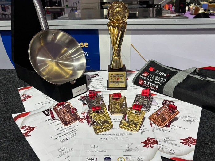 【榮譽獲獎】餐飲事業系學生參加「2025 印尼雅加達國際廚藝大賽  」，3金 2銀 2銅 2佳作，1小金人圖片