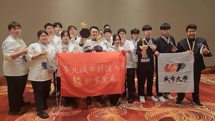 【榮譽獲獎】餐飲事業系學生參加「2025馬來西亞GCCM環球廚藝挑戰賽 」,獲得1金,9銀,14銅,20佳作,大會小金人獎盃3座。圖片