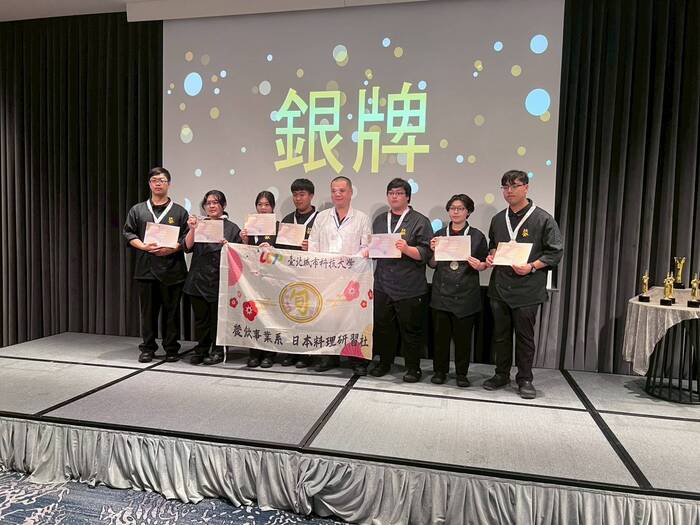 【榮譽獲獎】餐飲系學生參加「第十屆國際廚藝美食藝術大獎」，獲得3金、6銀、5銅圖片