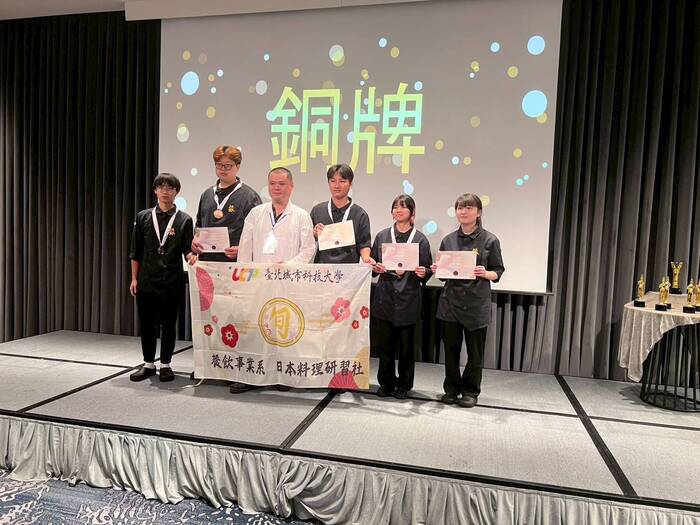 【榮譽獲獎】餐飲系學生參加「第十屆國際廚藝美食藝術大獎」，獲得3金、6銀、5銅圖片